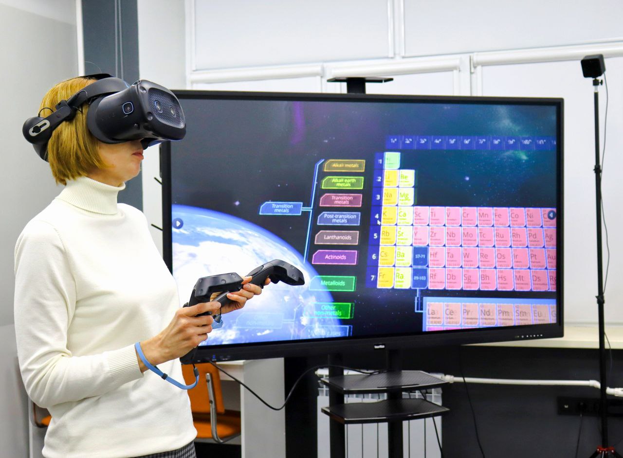 В Технопарке ОмГПУ школьники изучают химию с помощью VR-технологий