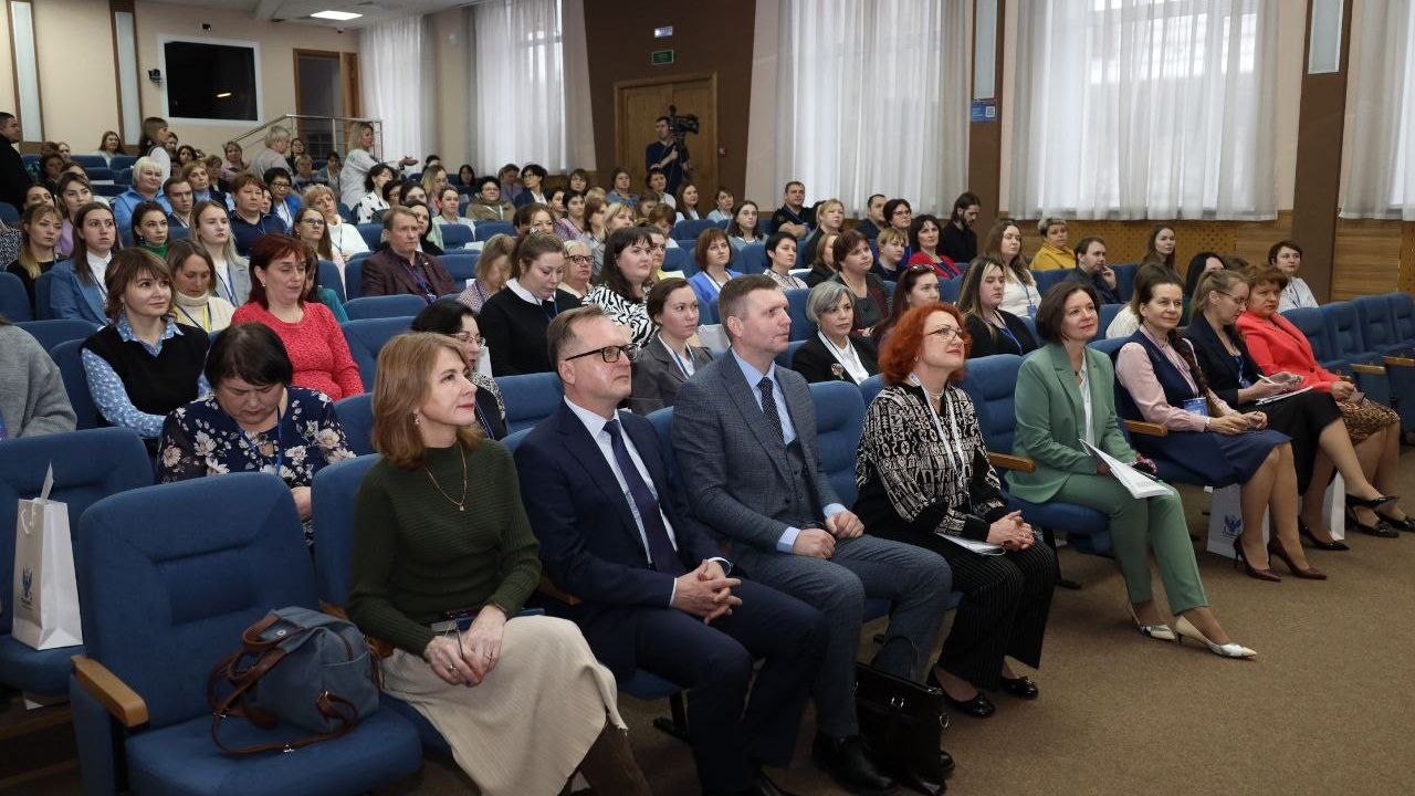 Академия Минпросвещения России провела окружной форум для классных руководителей и кураторов Сибирского федерального округа