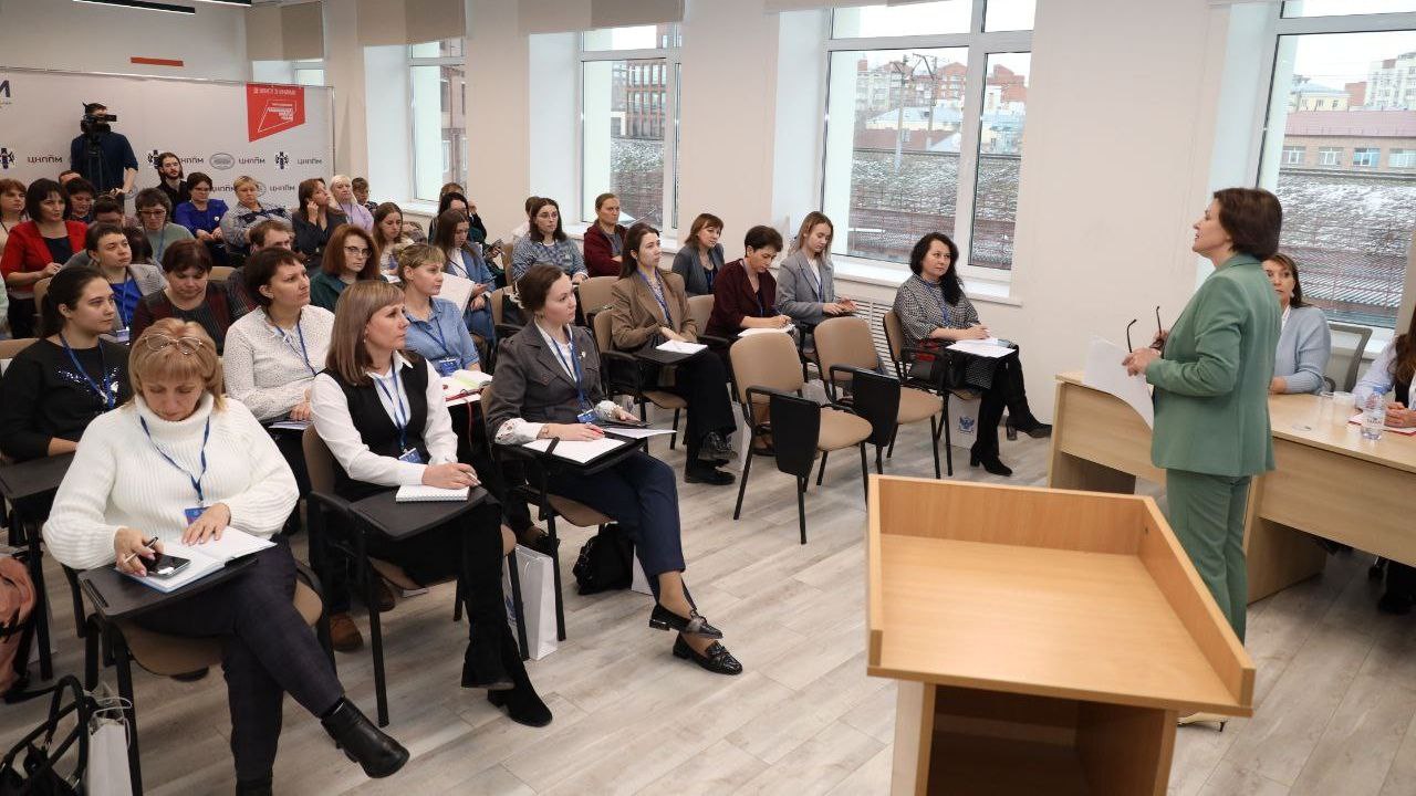 Академия Минпросвещения России провела окружной форум для классных руководителей и кураторов Сибирского федерального округа