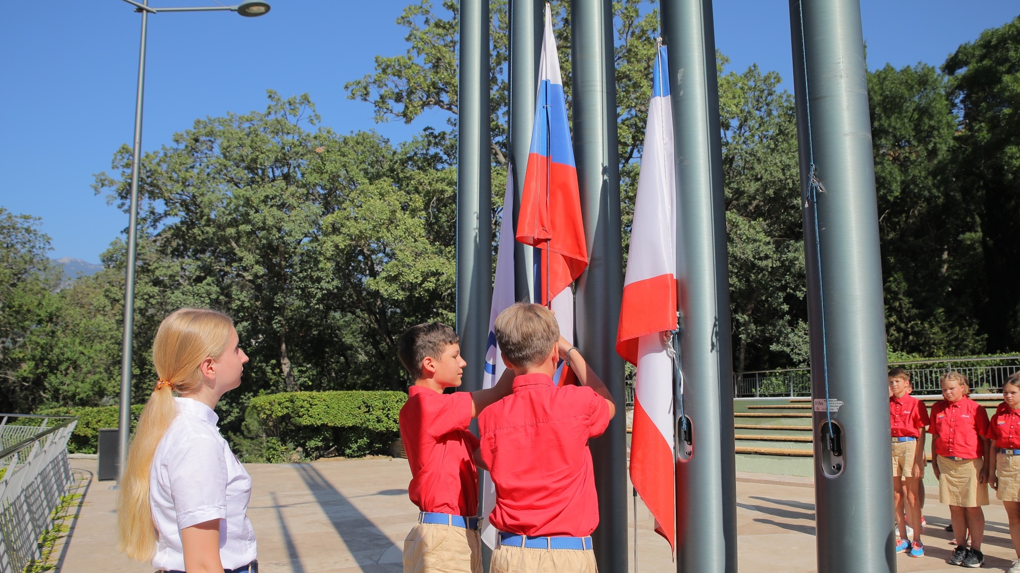 Право поднятия флага в школе будет предоставляться лучшим ученикам