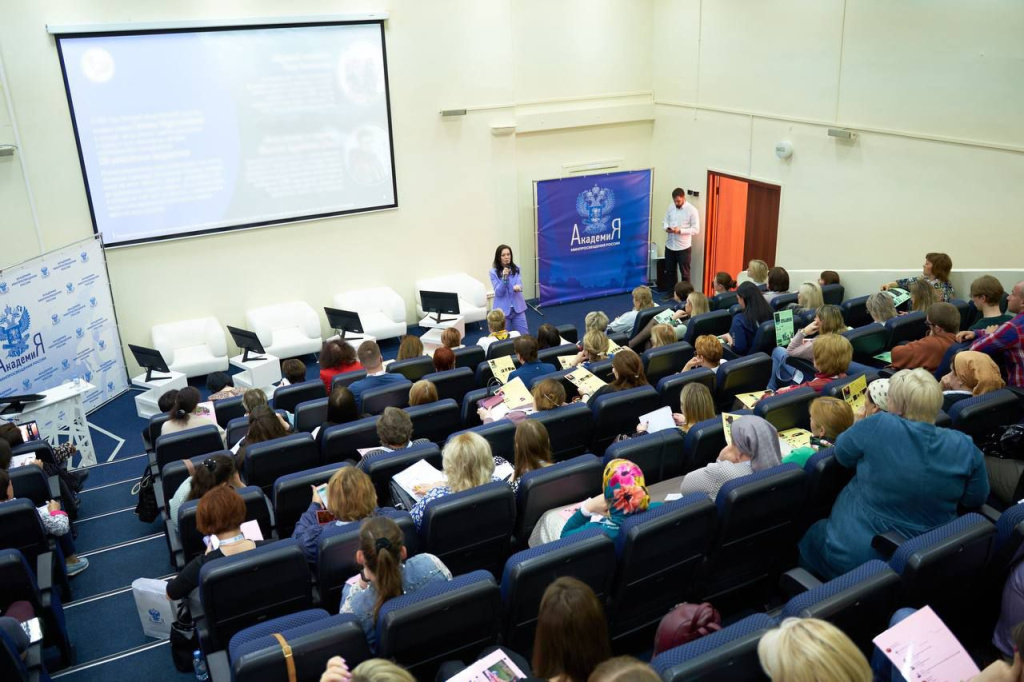 Заместители директоров школ по воспитательной работе из 32 регионов России обучаются на очном курсе Академии Минпросвещения России