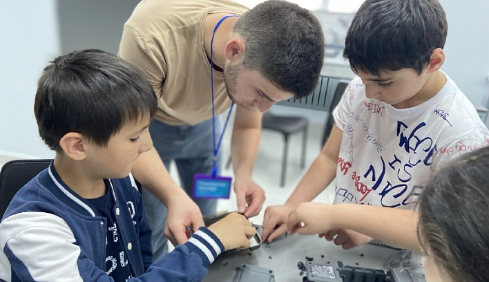  Мастер класс по робототехнике для учеников IT-школы прошел в Технопарке ДГПУ