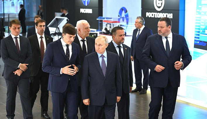 Владимир Путин посетил выставку о современном развитии системы СПО в Великом Новгороде