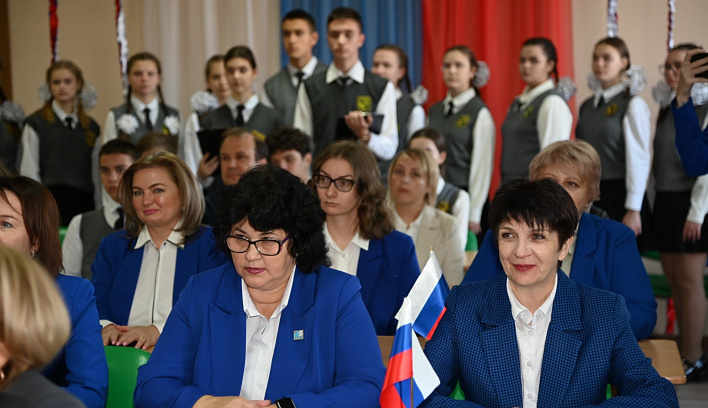 Сергей Кравцов поздравил учеников и педагогов урюпинского Лицея с его 20-летием